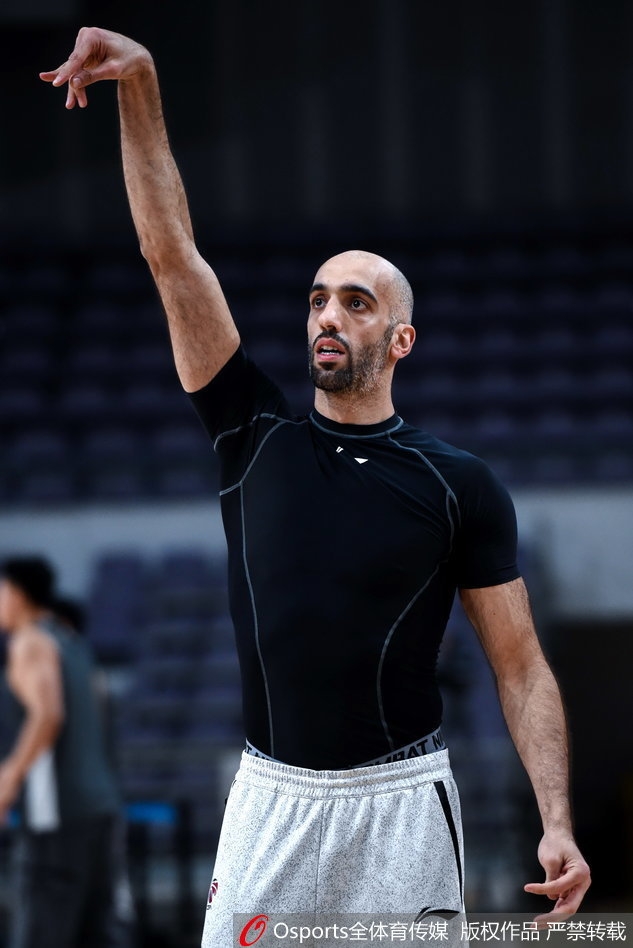 阿巴斯快攻中运球推进，眼神专注，他的速度优势在这一刻展现得淋漓尽致。