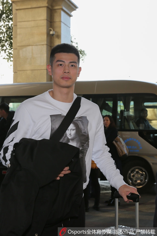 江苏肯帝亚队外援拉杜利察背着双肩包，手里提着印有CBA标志的袋子，对着镜头比出胜利的手势，心情十分愉悦