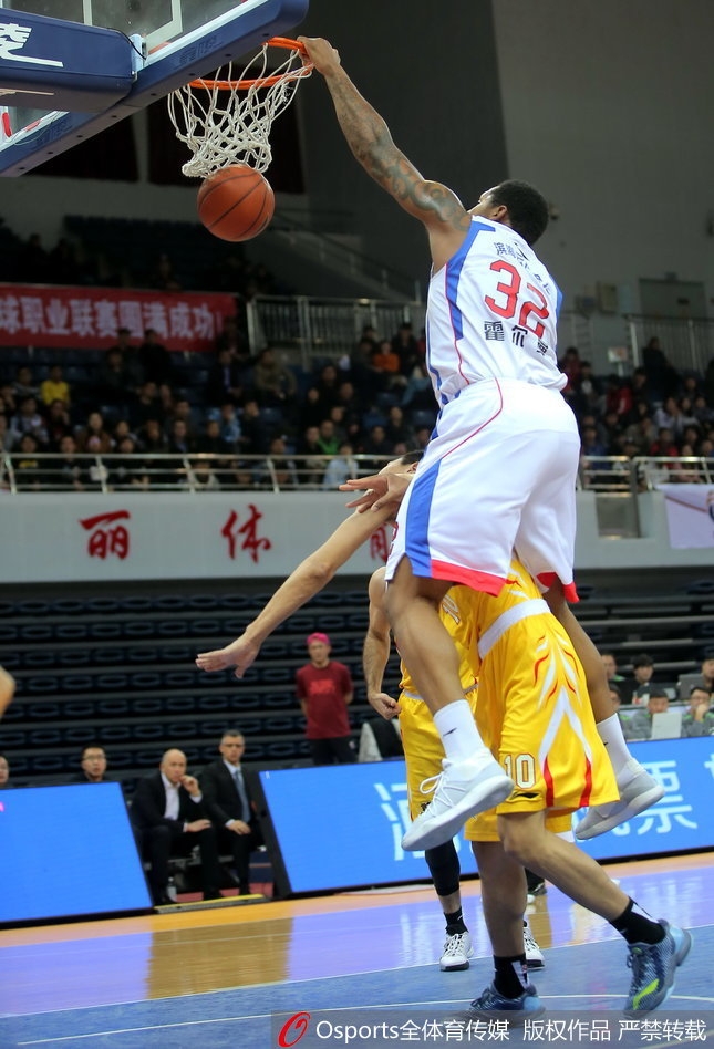 天津外援杰特运球穿越防线，眼神坚定寻找队友配合，瞬间点燃主场球迷热情