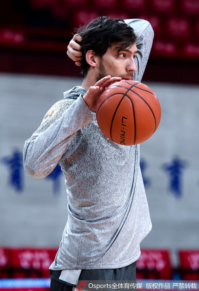 斯托克斯在罚球线附近完成一次漂亮的转身跳投，篮球在空中划出完美弧线，他的目光紧随皮球，落地后保持出手姿势，像一尊静止的雕塑，这一刻他的世界里只有篮筐。