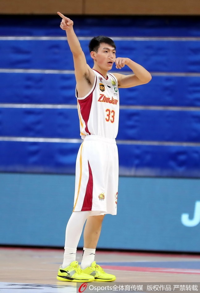 吴前突破两人包夹后腾空而起，眼神坚毅地盯着篮筐，准备完成一次决定比赛走势的高难度上篮。