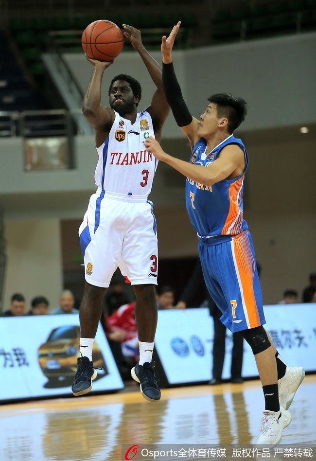 天津神射手张智涵外线接球，面对扑防的四川队员毫无惧色，手腕轻抖，篮球划出一道彩虹直钻网窝。