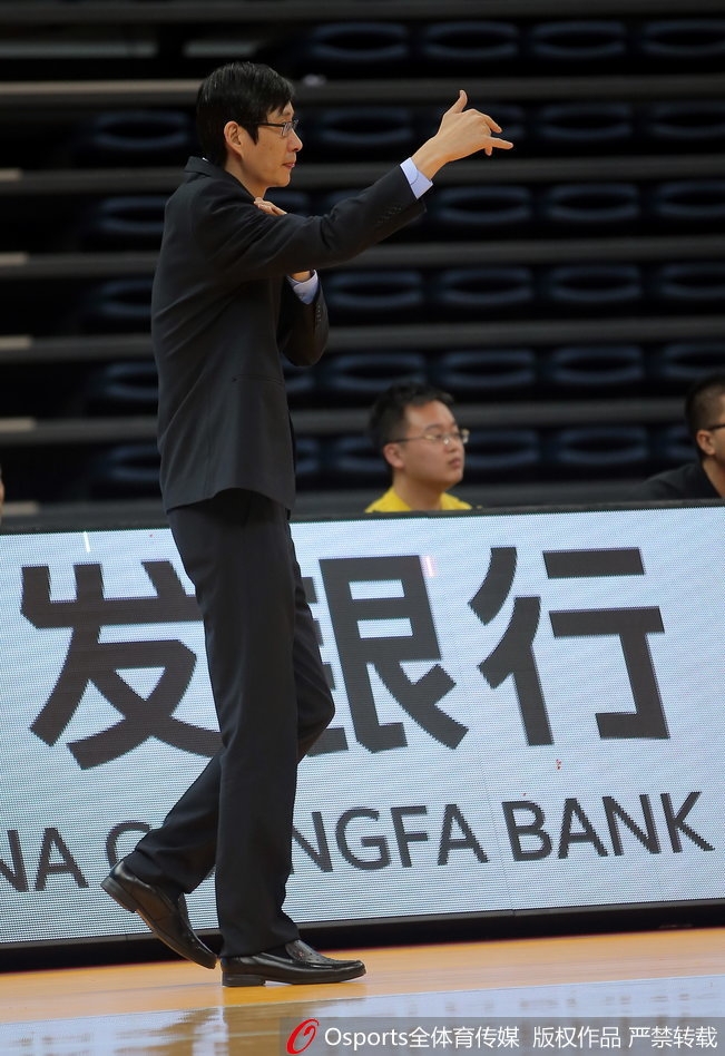 天津队替补席球员在进球后激动挥舞毛巾，场下的激情同样感染着每一位观众