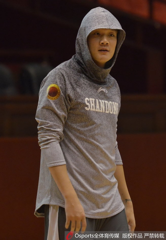 丁彦雨航在训练间歇搞怪，他将手指放在嘴边做沉思状，眼神却飘向正在场边观战的李春江指导，仿佛在酝酿什么恶作剧。