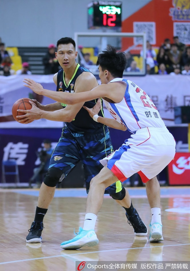 广东队长周鹏在快攻中接队友妙传，用一记势大力沉的双手暴扣宣泄着比赛激情，身后的天津防守球员只能望球兴叹。