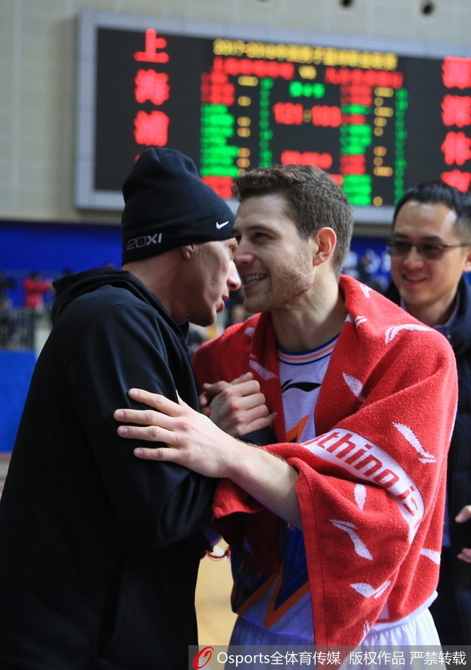 白巧克力双手抱胸坐在场边，脸上带着若有所思的微笑，似乎在回味自己当年在赛场上与高手过招的感觉。