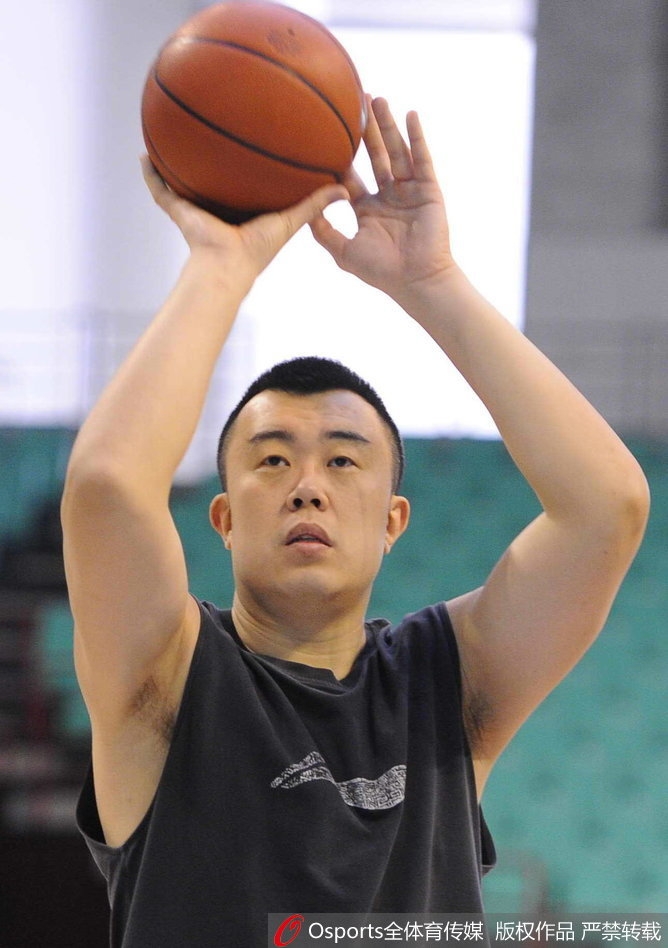 训练结束后，巴斯低头沉思，汗水浸湿了球衣，脑海中或许正在演练当晚对阵天津的战术。