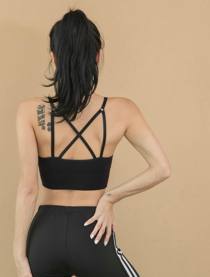 比赛结束后的胜利一刻，身着黑色运动装的女孩摘下头带，对着镜头露出灿烂的笑容。汗水与笑容交织，这一刻，她不仅是赛场上的勇士，更是自己命运的主宰者。