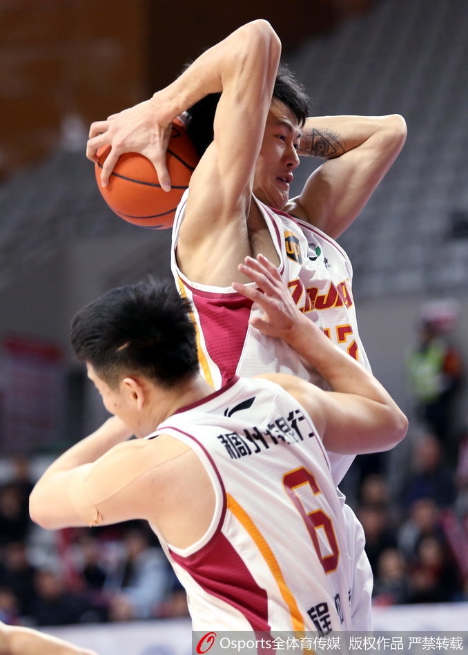 斯托克斯在青岛队多人围堵下依然强势摘下一个前场篮板，彰显篮下霸主地位