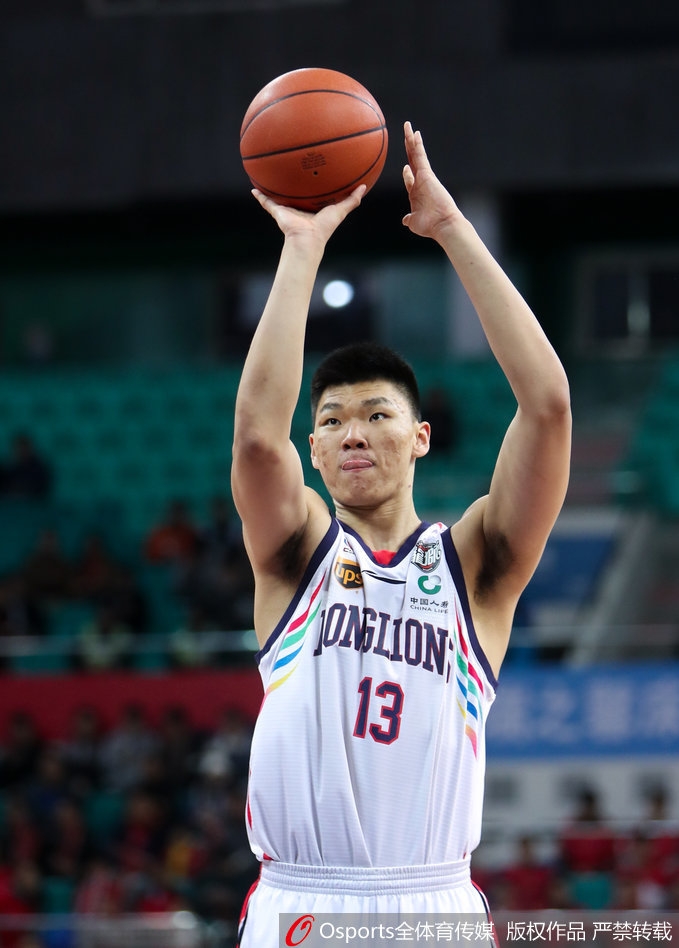 广州队年轻后卫陈盈骏面对马布里的防守毫无惧色，他快速变向后突破，象征着新生代力量的挑战。