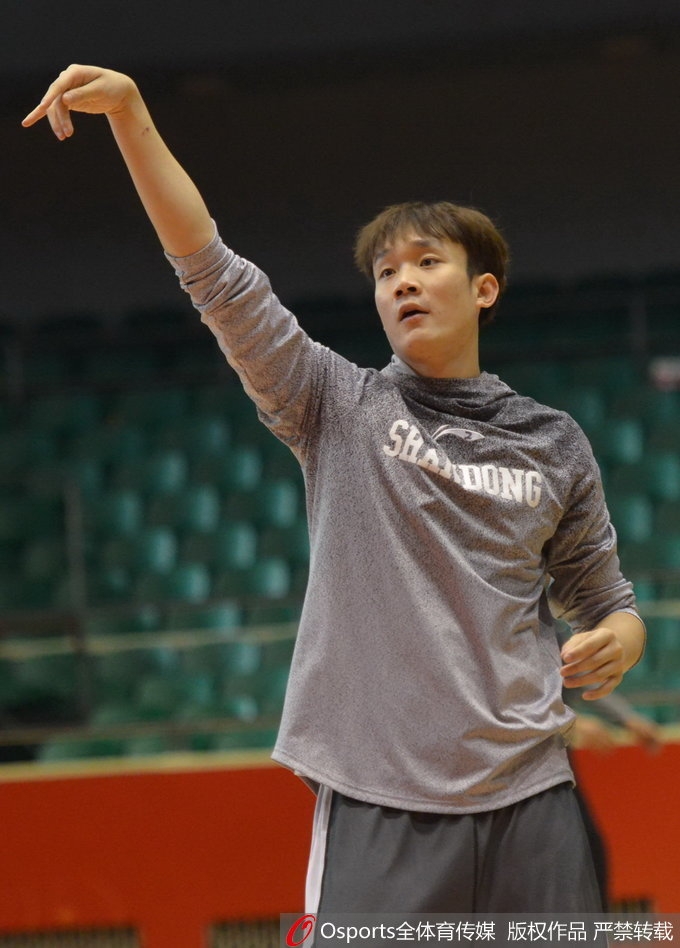 丁彦雨航在训练结束后满头大汗，他一边用球衣擦拭汗水，一边憨憨地笑着，展现出MVP场下阳光可爱的一面。