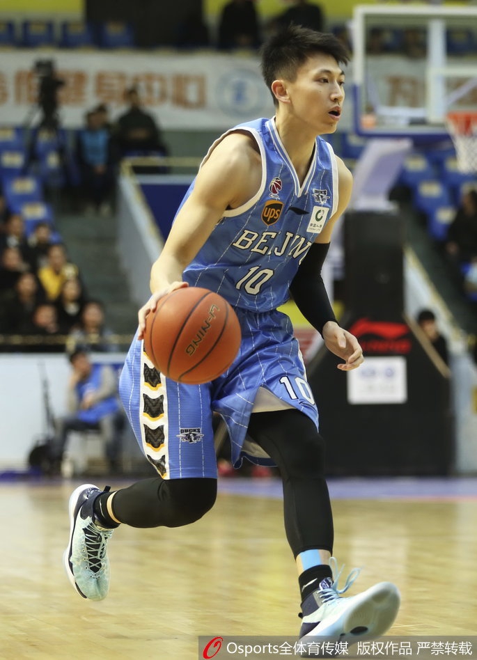 北京队外援汉密尔顿在胡金秋的严密防守下，依然强硬地摘下篮板，如同擎天柱般守护着球队的内线。