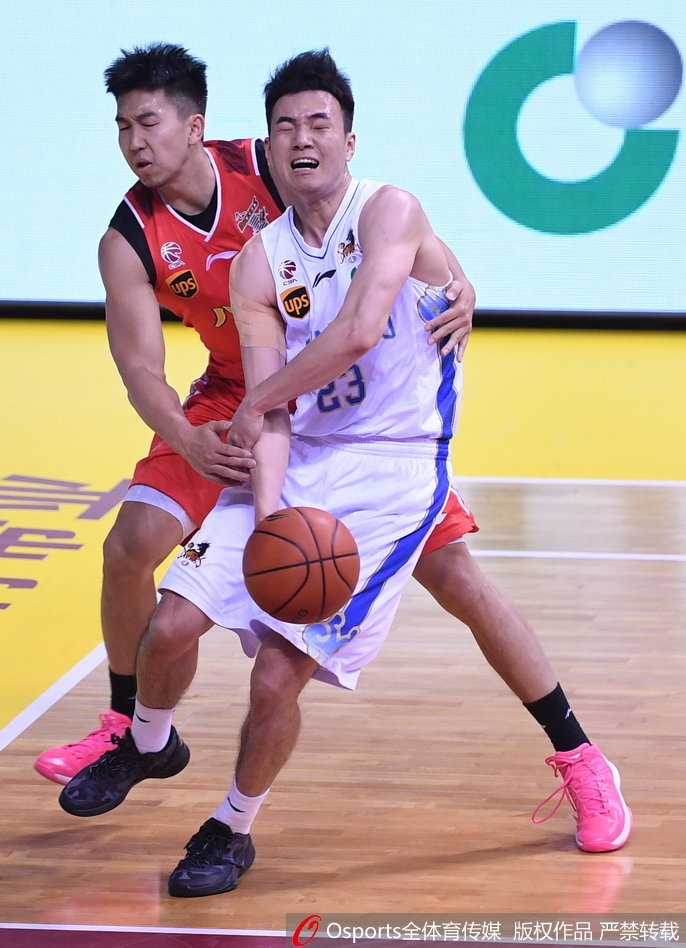 江苏肯帝亚替补席瞬间沸腾,球员们挥舞着毛巾为队友的精彩表现忘情欢呼,团队气氛热烈如同胜利的火焰