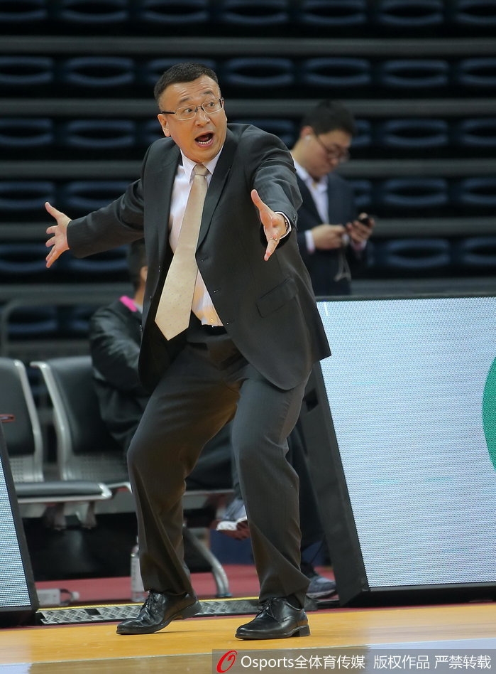 哈里斯内线强起上演暴扣，双臂挂框，展现篮下绝对统治力