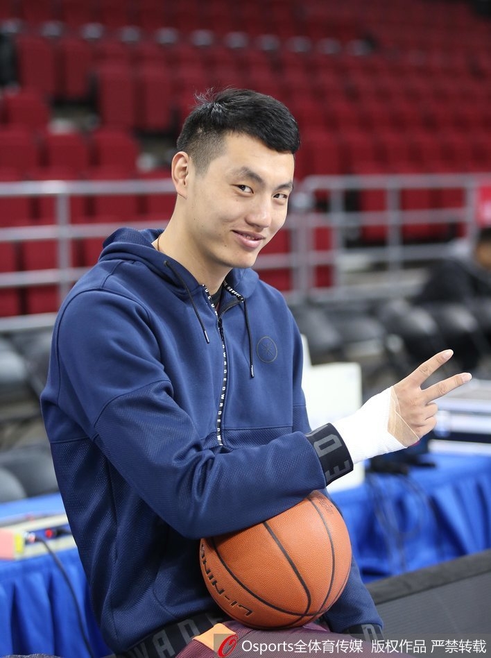 训练场上，翟晓川正在进行运球练习，受伤的右手缠满绷带，他专注地盯着篮球，用左手完成控制，身体姿态显示出他对训练的投入。