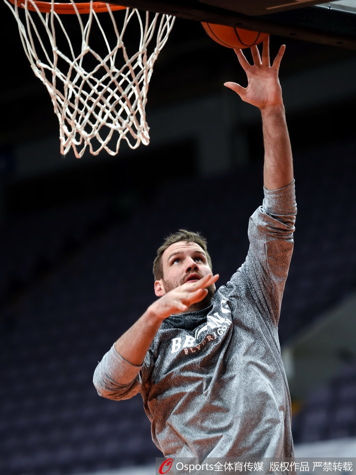 兰多夫低位单打，肌肉线条分明，他正用身体卡住防守球员，准备完成一次篮下强攻。
