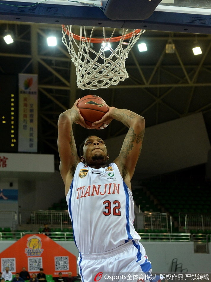 同曦外援希克森面对包夹强行上篮，尽管砍下高分却难以挽回球队败局