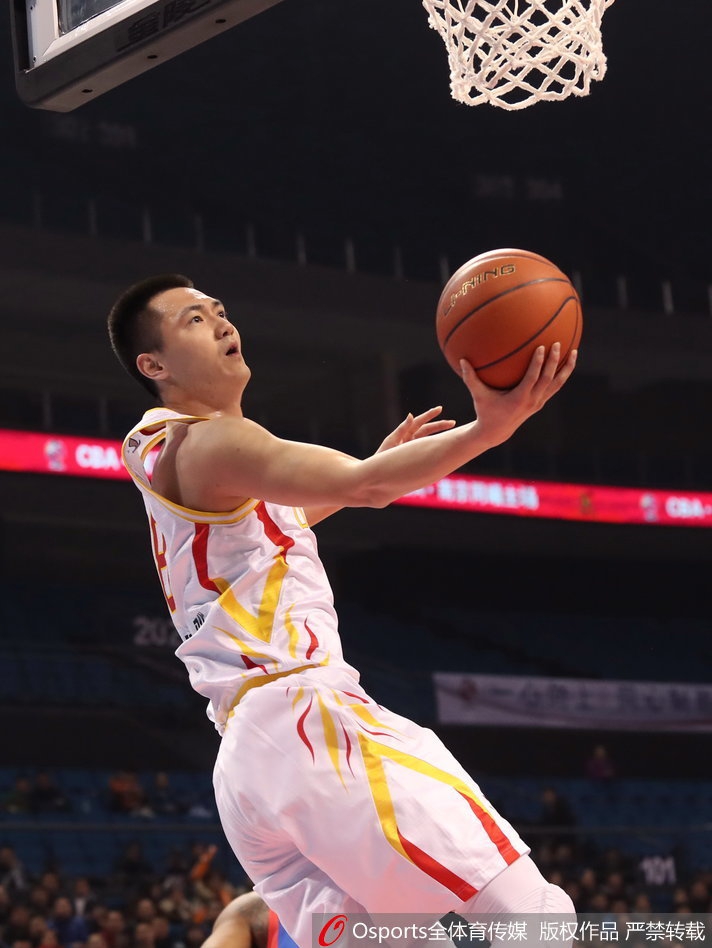 天津队悍将徐磊卡位抢下关键篮板，他面目狰狞，青筋暴起，展现出一股舍我其谁的霸气，为球队的反击吹响号角。