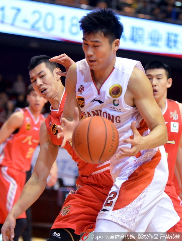 八一队球员雷蒙运球突破山东队的防线，他动作敏捷，眼神坚定，试图在山东高速的严密防守中寻找得分机会。