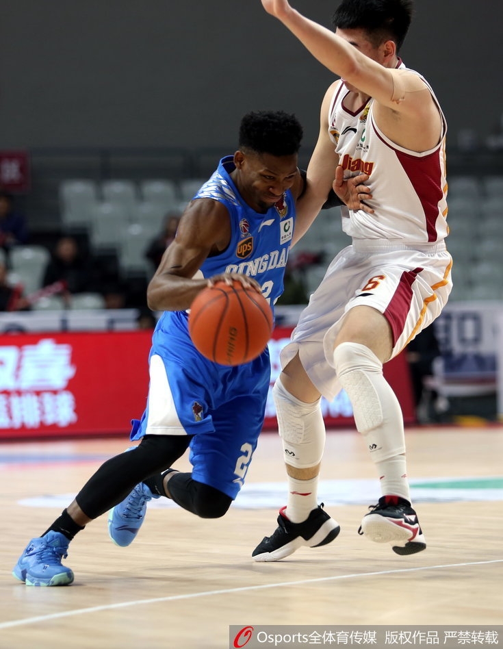 吴前突破后高高跃起，面对青岛队员的补防在空中滑翔，寻找最佳出手角度