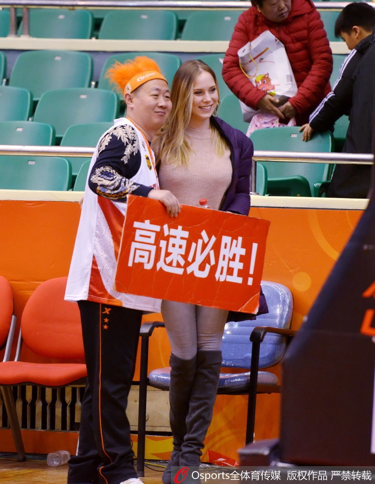 镜头捕捉到宝莲娜专注看球的瞬间,她微微侧身,精致的五官在球场灯光下显得格外立体,眼神中流露出对丈夫每一次触球的关切与期待。