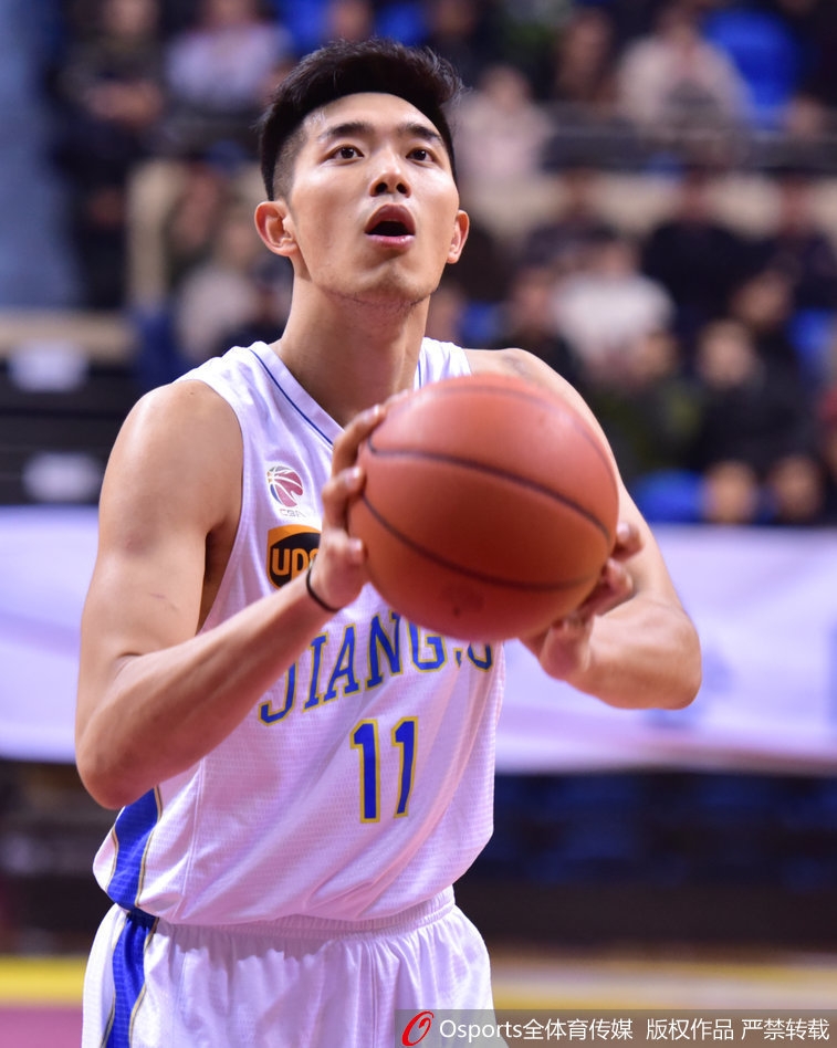 江苏肯帝亚外援拉杜利察背身单打,用强壮的身体卡住位置,转身勾手命中,展现欧洲内线的细腻技术