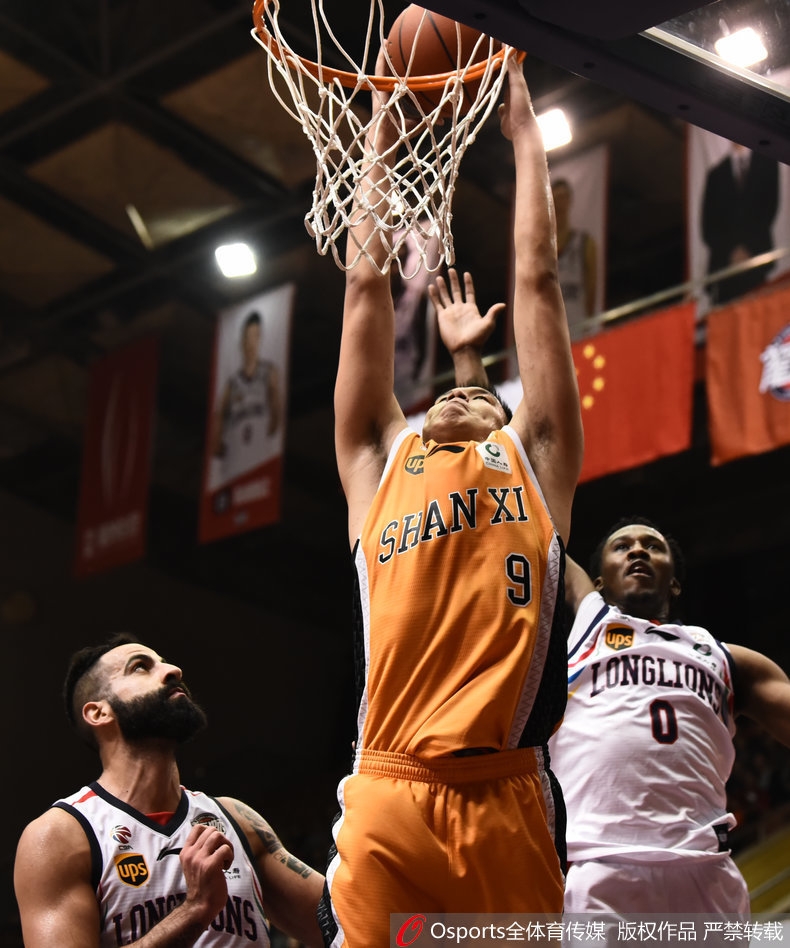 广东队长周鹏底角三分冷血出手，皮球应声入网瞬间，他振臂怒吼，铁血队长彰显领袖气质