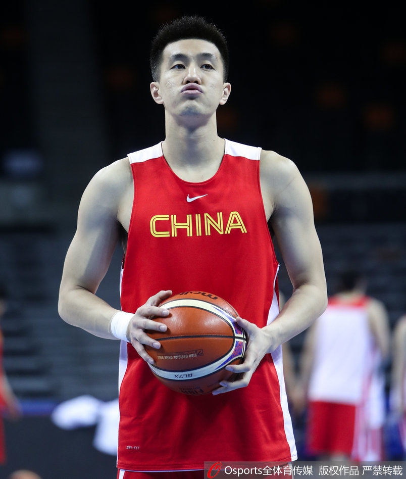 主帅杜锋手拿战术板,在训练间隙为周鹏和任骏飞讲解战术,神情严肃地布置针对新西兰的防守策略