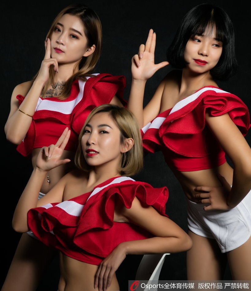 更衣室里的准备时刻，镜中的宝贝眼神专注而坚定，精致的妆容与修长的身姿，诉说着幕后严谨的专业态度。