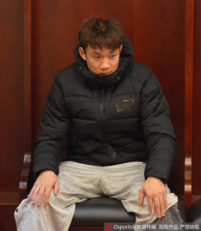 特写镜头下，丁彦雨航的眼神充满不确定，微微侧头仿佛在聆听远处的呼唤，无辜的表情极具画面感。