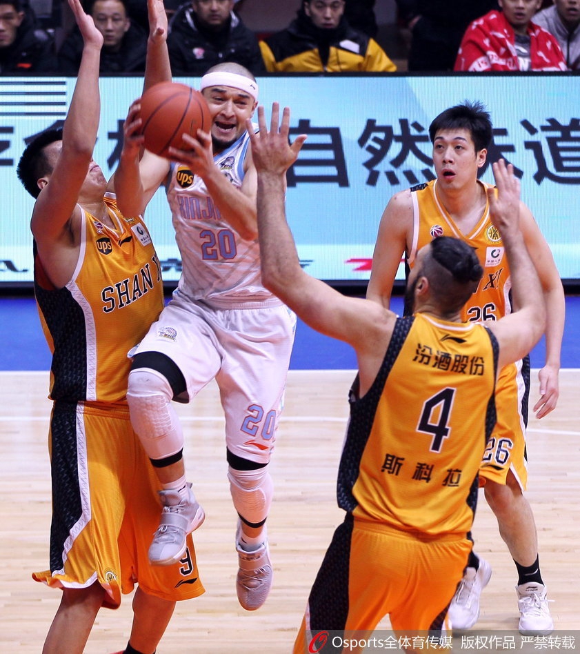 利马高高跃起，双手紧紧抓住亚当斯传来的篮球，狠狠将球砸进篮筐，整个篮架都在他的暴力美学下瑟瑟发抖