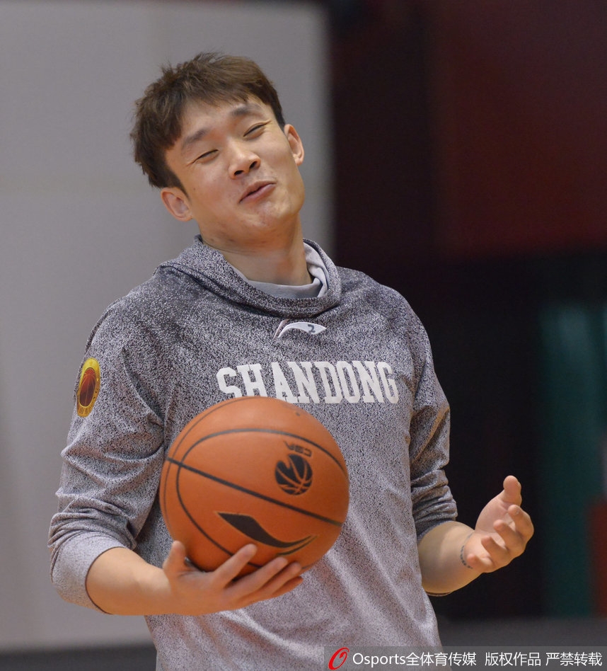 训练间歇，丁彦雨航抿嘴凝望远方，眼神迷离略带困惑，似乎还在回味刚才的投篮动作，表情自带几分喜感。