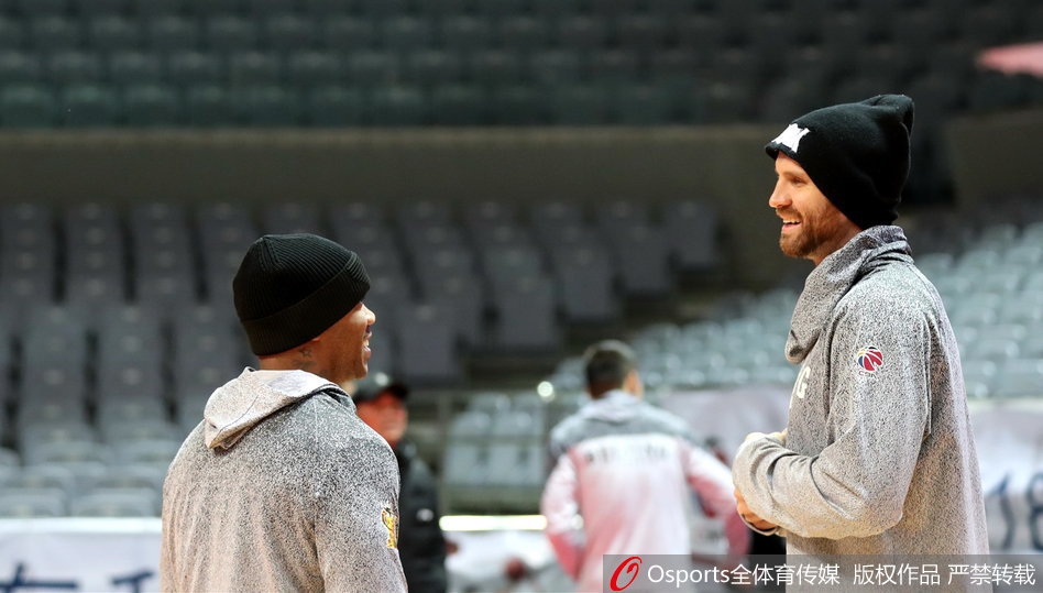 北控队训练全景,马布里在人群中格外显眼,他正比划着手势指挥队友跑位,即便只是一堂训练课,他的领袖气质依旧展露无遗。