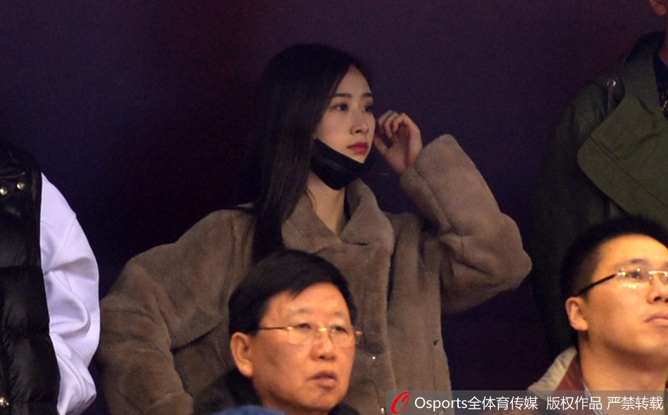 喧嚣的球场看台上,睢冉妻子与丁彦雨航女友仿佛拥有自己的一方小天地,两人相视而笑,画面温馨而美好。