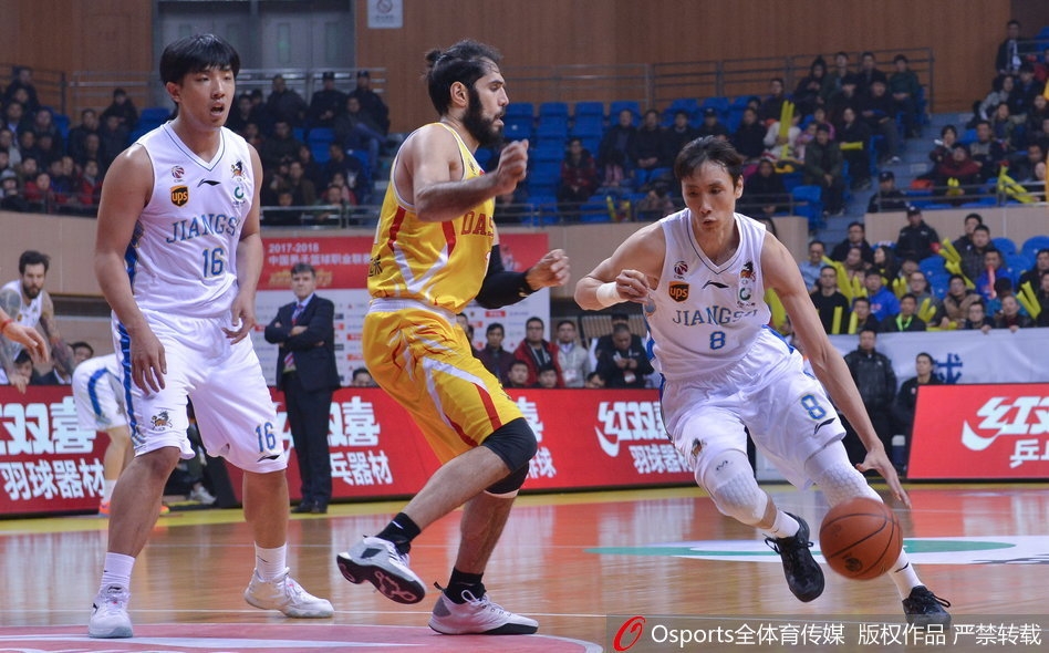 马尚·布鲁克斯在对方两人的夹击缝隙中如灵蛇般突破，眼神坚毅地望向篮筐，整个龙城体育馆似乎都随着他的动作屏住了呼吸