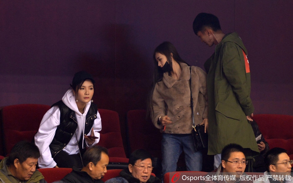 睢冉妻子带着温柔的笑意看向赛场,一旁的丁彦雨航女友则略显青涩,双手轻握,两人的状态放松而自然。