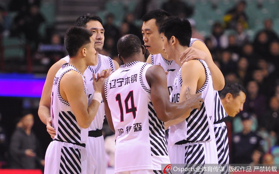 郭艾伦击地妙传穿越防线，助攻韩德君轻松吃饼双手灌筐