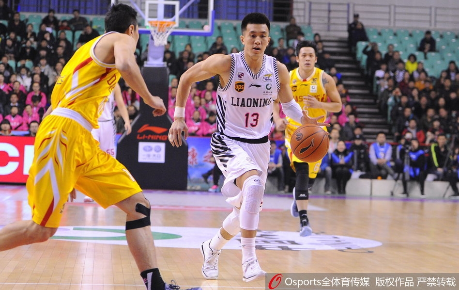 郭艾伦如闪电般撕裂同曦防线，强行突破上篮只留给防守者一抹残影