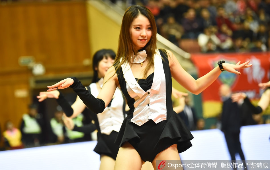 动感舞姿引爆全场 一位啦啦队队员做出高难度下腰动作，腿部延伸的纹身线条与身体曲线完美呼应，展现出力与美的极致瞬间