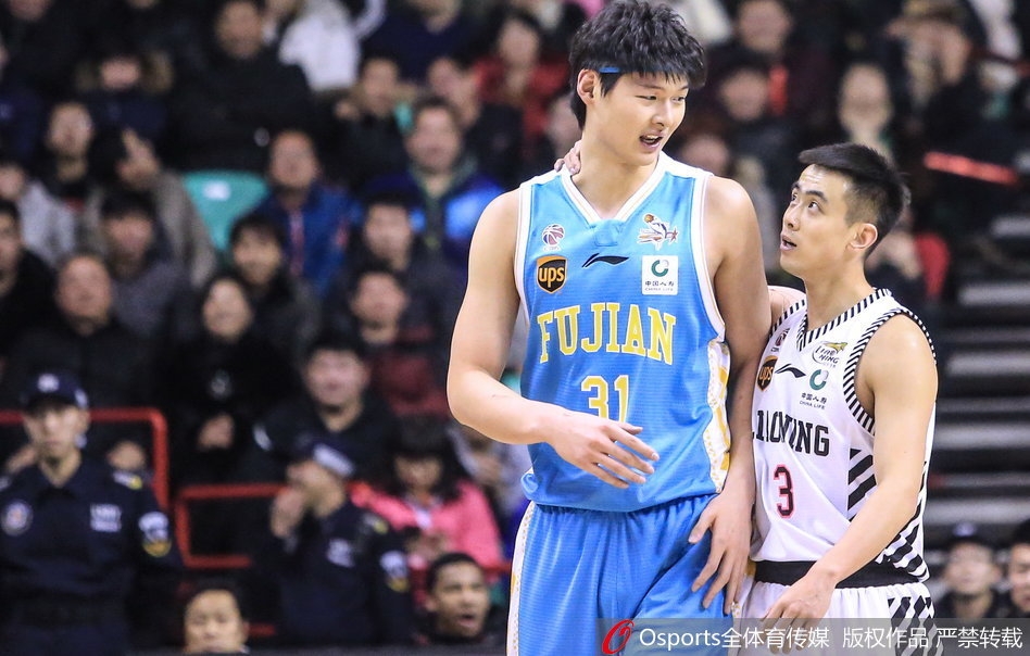 巴斯犹如一架重型坦克冲入福建队内线，用一记势大力沉的双手灌篮终结进攻，篮下的王哲林也只能望球兴叹。