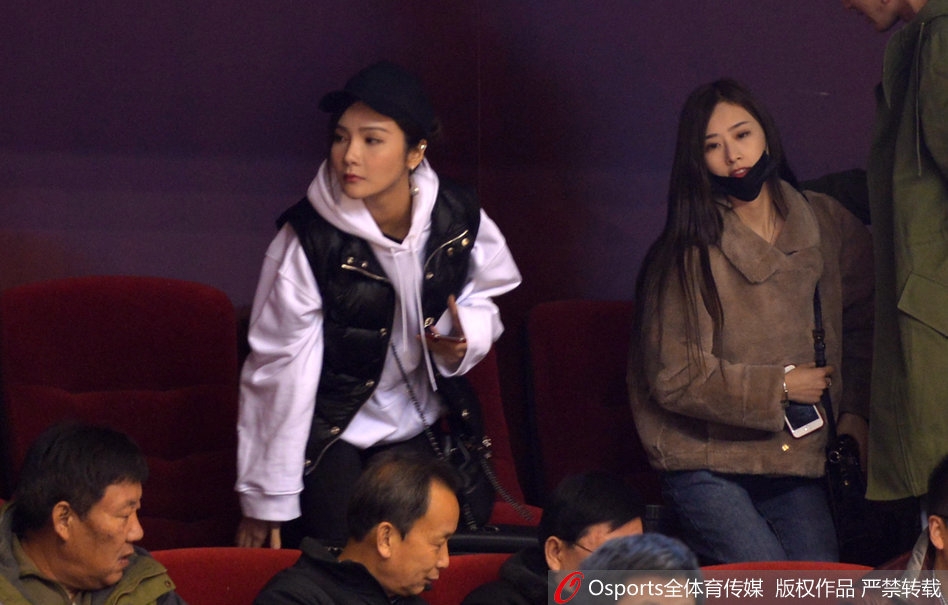 比赛暂停间隙,睢冉妻子侧身与丁彦雨航女友交流,眼神中透露出对场上局势的关切和对彼此的信任。