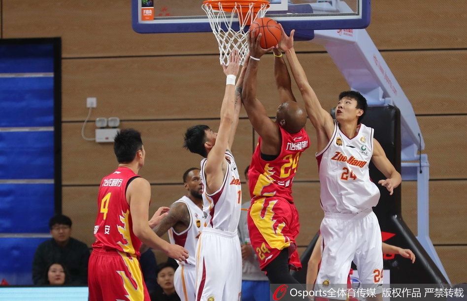 斯托克斯在吉林队多人围堵之下，强行将篮板球揽入怀中，他坚毅的眼神透露出对胜利的无限渴望。
