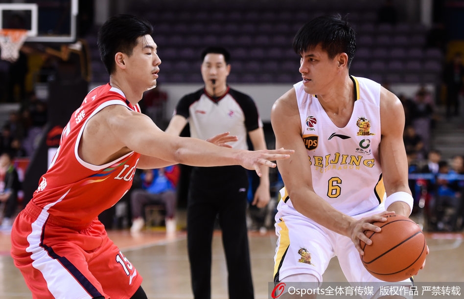 汉斯布鲁摘下篮板强势补篮，肌肉线条凸显力量美感