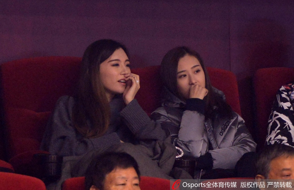 当小丁完成一次精彩进攻后,她终于露出一丝极浅的微笑,眼神里闪烁着骄傲与欣慰,那份属于恋人间的心有灵犀,在这一刻无声胜有声。