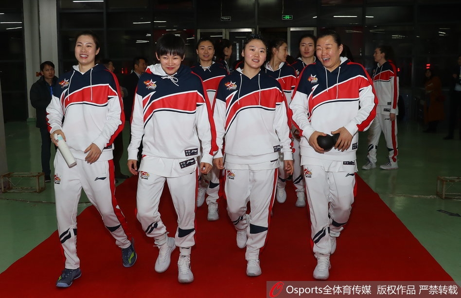 获得全明星赛最有价值球员（MVP）的露雯手捧鲜花和奖杯，在赛场中央留下倩影，身后的大屏幕记录下这属于她的荣耀与骄傲瞬间。