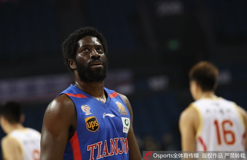 天津队小外援杰特运球疾驰，眼神犀利地观察着队友跑位，他灵动的步伐如同一把尖刀直插同曦队的防线腹地。