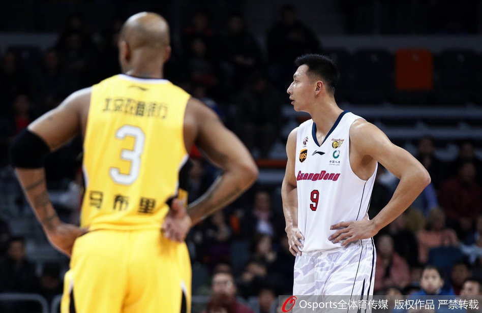 马布里眼神坚毅，犹如冷静的猎手，面对广东队的贴身紧逼，依然稳健地将球控制在手中，随时准备撕开防线。