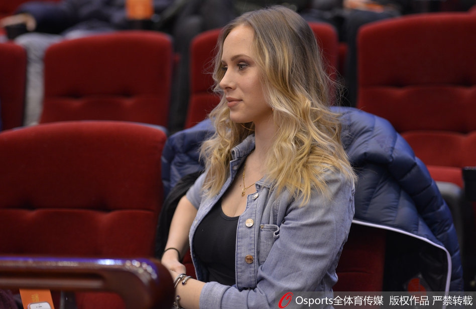 喧嚣的看台一角因她而静谧,手中的福字与她身上散发的柔和气息融为一体,那抹笑意里既有为人妻的温婉,也有一丝少女般的俏皮,宛如童话中走出的冰雪女王。