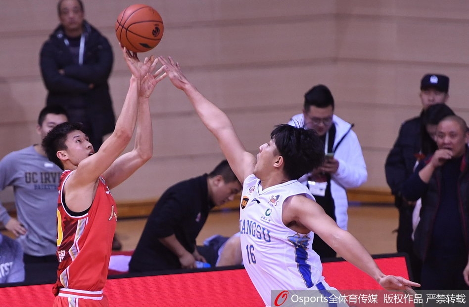 老将易立犹如一道白色闪电,运球突破八一队的层层防线,轻盈地将球送入网窝,延续着百分百的命中率