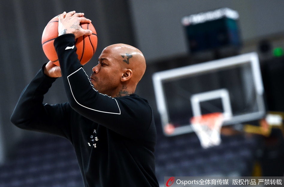 兰多夫在训练中伸展长臂，动作幅度夸张好似正在做伸展运动，引得场边队友纷纷侧目。